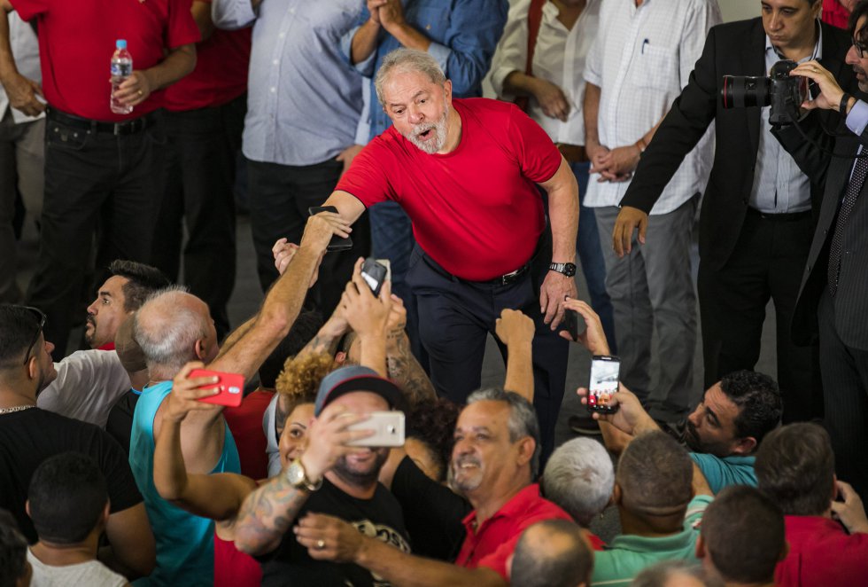 Lula junto a apoiadores em São Bernardo.