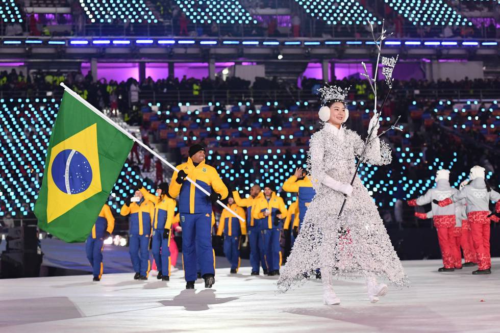 O atleta Edson Bindilatti leva a bandeira do Brasil na cerimônia de abertura do Jogos Olímpicos de Inverno 2018. Delegação brasileira tem 10 competidores nestas Olimpíadas na Coreia do Sul.