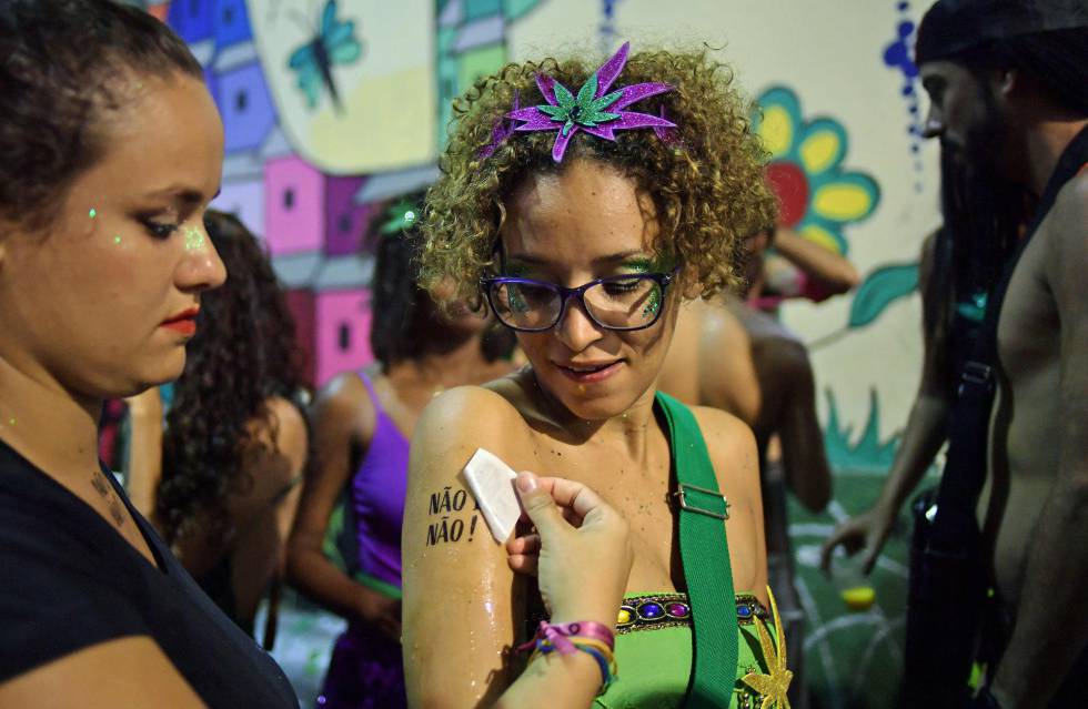 A campanha "Não é não" contra o assédio virou uma febre neste Carnaval. Cinco amigas idealizaram a iniciativa para conscientizar homens e mulheres e colam tatuagens temporárias nos foliões dos blocos. No último Carnaval do Rio, uma mulher foi agredida a cada quatro minutos, segundo dados da Polícia Militar.