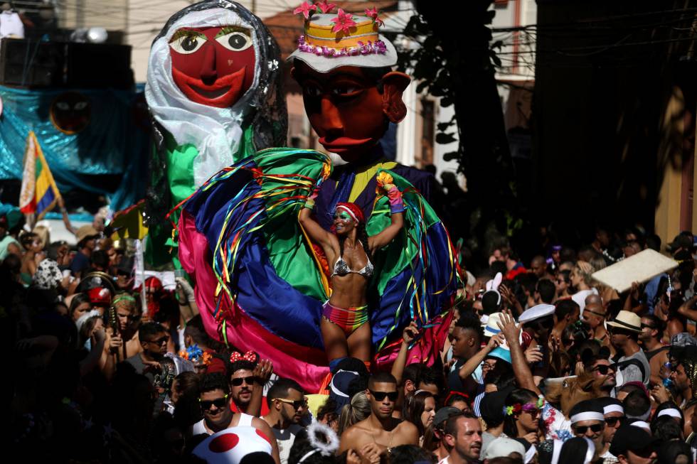 Nesta sexta-feira, o tradicional bloco das Carmelitas tomou as colinas do bairro de Santa Teresa. O Rio conta com 437 blocos de rua oficiais, além dos que saem fora da agenda e controle da Prefeitura. O Carnaval de rua é cada vez mais valorizado pelos turistas que apostam numa viagem low-cost.