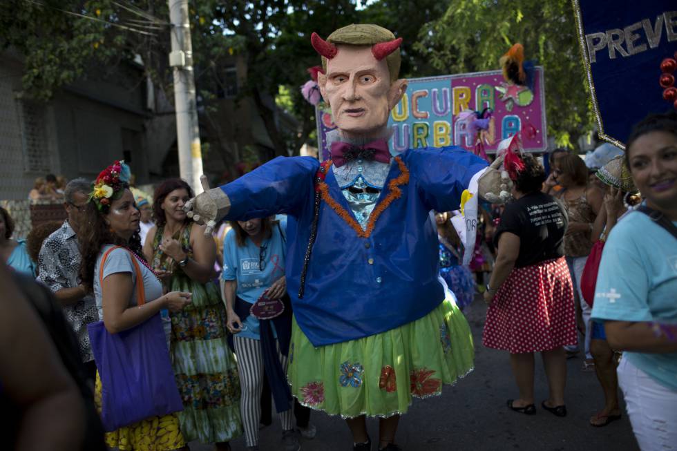 O prefeito Marcello Crivella é um dos principais alvos deste Carnaval, acusado por parte dos cariocas de privilegiar seus valores evangélicos frente à grande festa da cidade. Na foto, o prefeito aparece representado como um demônio no bloco Loucura Suburbana, que reuniu na quinta-feira funcionários, pacientes psiquiátricos e familiares do Instituto Municipal Nise da Silveira.