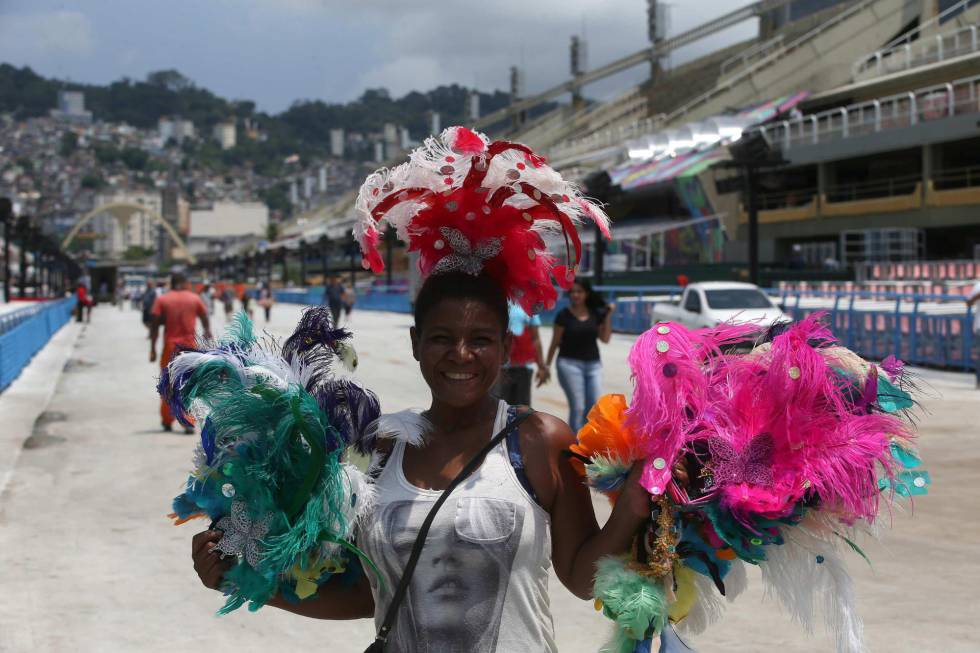 O sambódromo recebeu nesta sexta-feira os primeiros desfiles das escolas da série A. A Marquês de Sapucaí terá programação até o próximo sábado, quando as seis melhores escolas de samba voltarão para o desfile das campeãs.