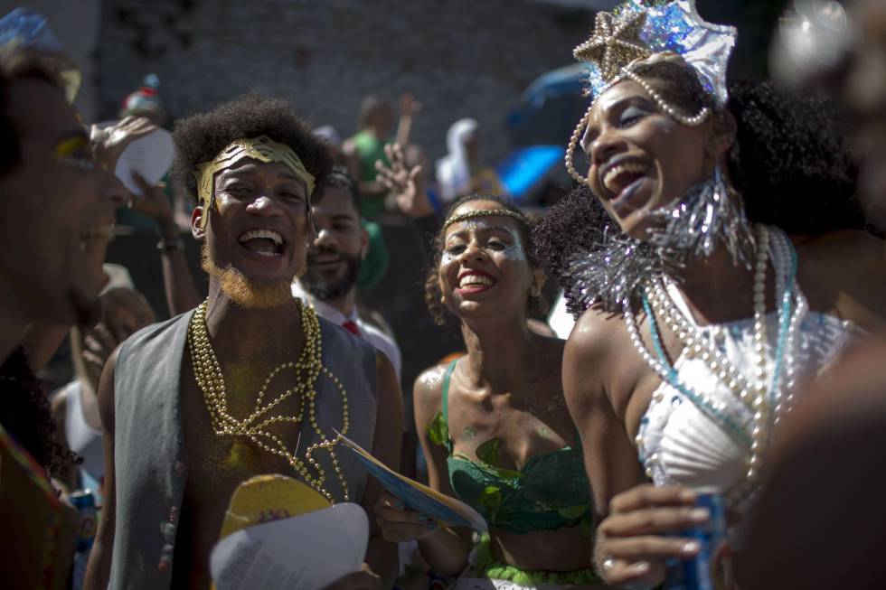 O crescimento do carnaval de rua vem mudando o foco da festa no Rio. Com cerca de 600 blocos entre oficiais e extra-oficiais – uma década atrás eram em torno de 300 – milhões de foliões tomam as ruas. O efeito já se percebe no sambódromo: após dois anos consecutivos em que os ingressos se esgotaram, a Liga Independente das Escolas de Samba prevê que deixará de vender 10% dos ingressos neste ano e 8.000 assentos ficarão vazios. Na foto, o bloco das Carmelitas desfila em Santa Teresa.