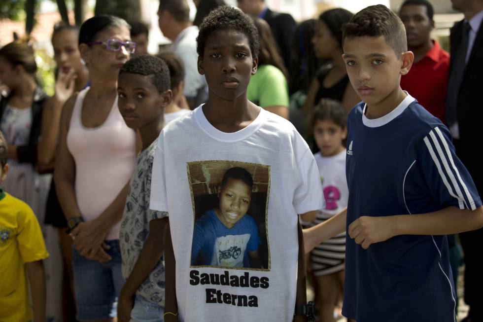 O Carnaval deste ano no Rio será lembrado pela onda de violência que antecedeu a festa mais importante da cidade. Enquanto milhares de pessoas curtiam o pré-carnaval, as operações policiais se sucediam nas comunidades mais pobres. Numa ação no complexo de favelas da Maré, na terça, o menino de 13 anos Jeremias Moraes da Silva foi morto enquanto jogava futebol. Na foto, um garoto veste uma camisa com a imagem do jovem assassinado durante o enterro.