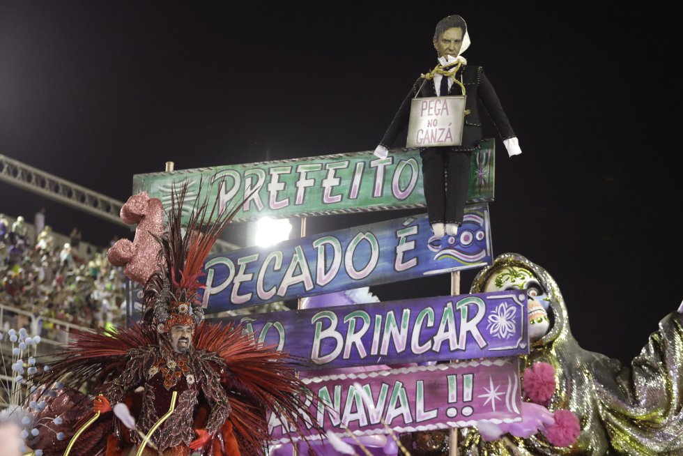 Com o enredo "Com dinheiro ou sem dinheiro, eu brinco", a Mangueira foi a penúltima escola a se apresentar no Sambódromo no Rio com crítica ao prefeito Marcelo Crivella, que reduziu drasticamente os recursos do Carnaval.