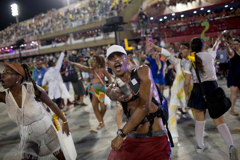 Performance da escola retratando violência no Rio.