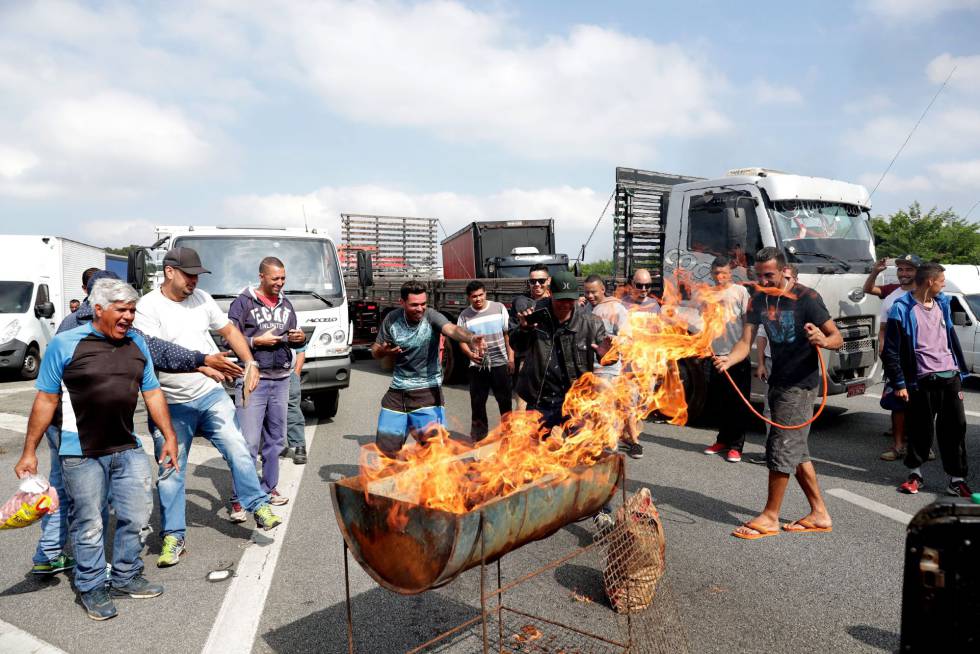 magnetron Laatste Bully Fotos: A greve dos caminhoneiros em imagens: fila em postos, rodovias  bloqueadas e mercados sem estoque | | EL PAÍS