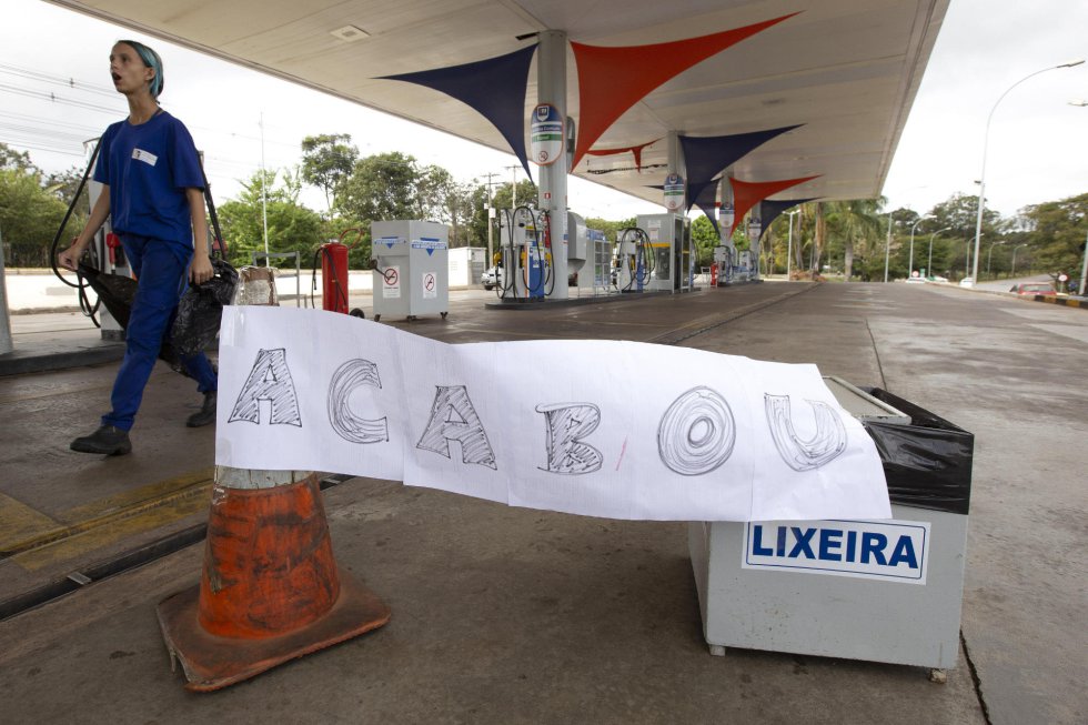 Em BrasÃ­lia, um posto de gasolina exibiu um cartaz com a faixa "acabou". Capital do paÃ­s, e vÃ¡rias outras cidades, estÃ£o sem combustÃ­veis nos postos. 