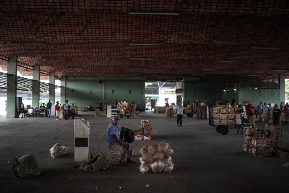 Vista do Ceasa-RJ vazio: caminhÃµes com alimentos nÃ£o chegaram Ã  Central de Abastecimento pelo quinto dia. 