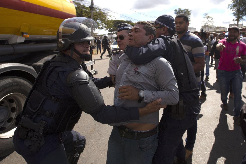 Ainda em BrasÃ­lia, policiais prenderam um manifestante que participava do bloqueio de uma distribuidora de combustÃ­veis. 