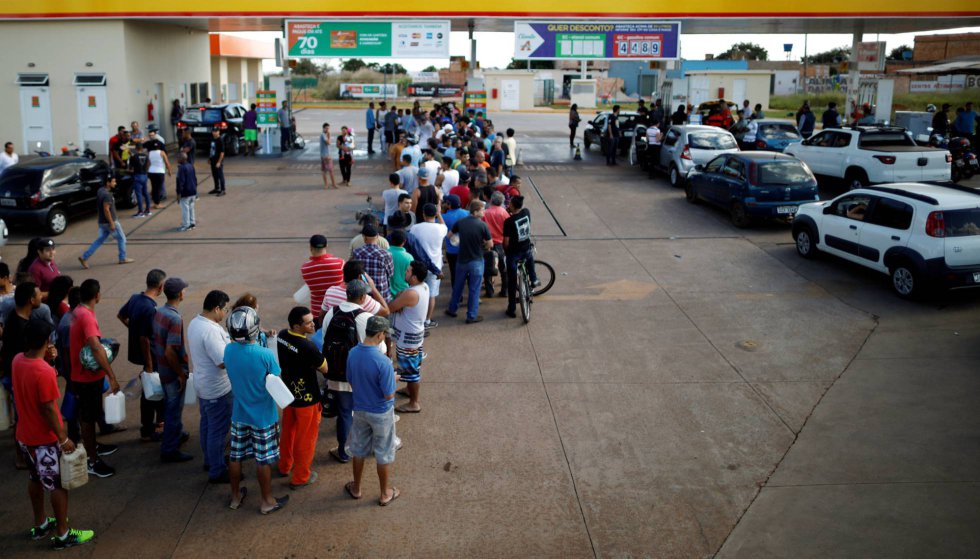 Postos de combustÃ­veis ficam locados, com filas de carros e pessoas com galÃµes, de motoristas tentando abastecer. Nesta sexta-feira, 25 de maio, muitos locais estavam desabastecidos. Na imagem, um posto lotado em Luziania. 