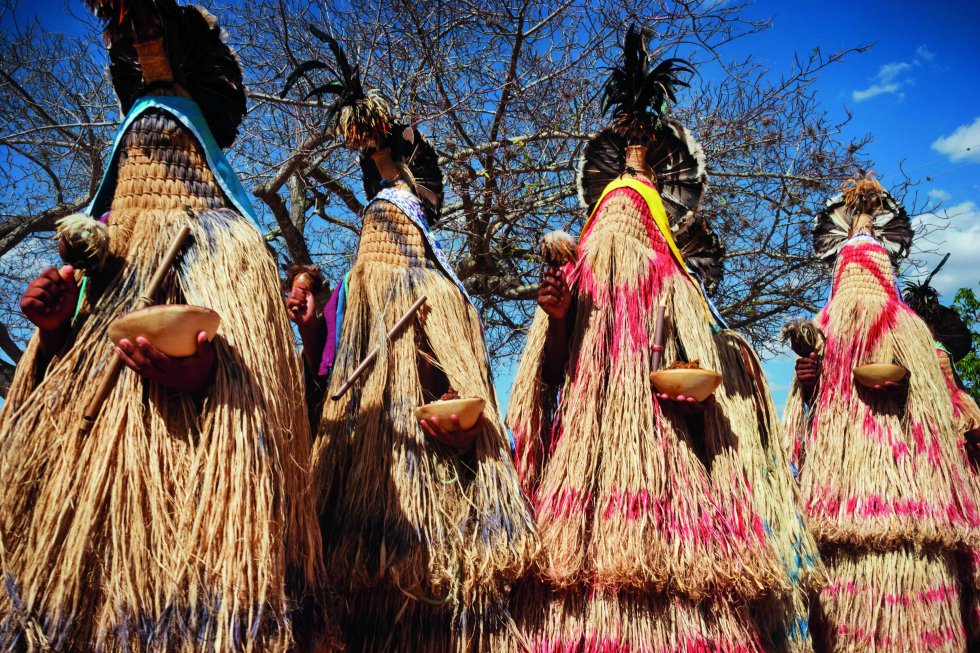Graças à força e à resistência da cultura indígena, as 'loiças' continuam presentes nas festas e celebrações Pankararu, explica a autora. Na foto, um ritual Pankararu com os 'Praiá' (intermediários espirituais entre os homens e os 'encantados', entidades indígenas representativas do sagrado Pankararu), fazendo uso das 'loiças', em 2016.