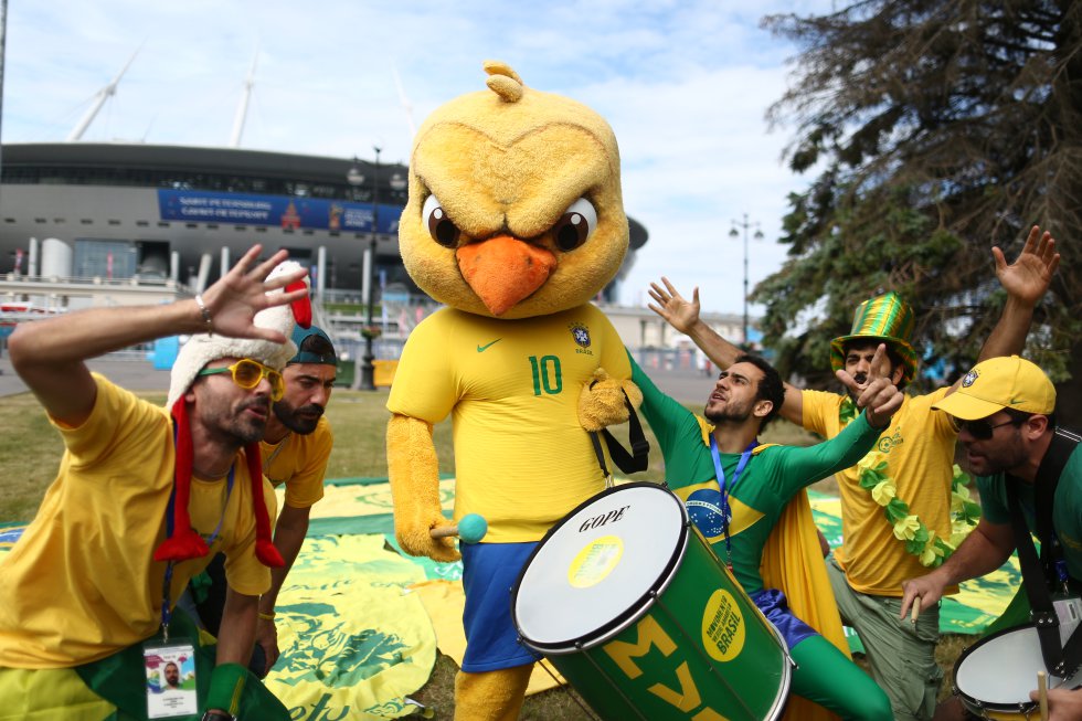 Canarinho Pistola sai pelas ruas de Viena e faz sucesso com a criançada  local, seleção brasileira