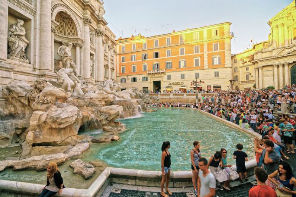  Uma bofetada na Fontana di Trevi para conseguir a ‘selfie’ perfeita. Isso aconteceu em 8 de agosto em um dos monumentos mais visitados de Roma. Duas turistas, uma holandesa e uma ítalo-americana, tentavam tirar uma ‘selfie’ em frente à fonte. Por disputar o mesmo espaço acabaram brigando diante de uma multidão atônita —seis pessoas da família das duas mulheres entraram no fuzuê—, até que a polícia interveio. Um turista espanhol gravou um vídeo em que você pode apreciar a confusão. As duas mulheres acabaram na delegacia. 