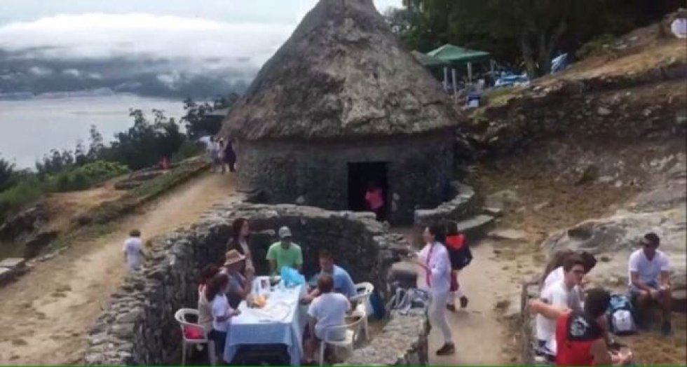 Um castro milenar transformado em área de piquenique. Segundo relatou nesta semana o jornal espanhol ‘La Voz de Galicia’, o castro de Santa Trega, uma antiga fortificação romana que é um monumento artístico nacional na província de Pontevedra (norte do país), localizado a 341 metros de altura e cujo assentamento remonta ao primeiro século a.C, se tornou uma área de piquenique popular invadida por dezenas de turistas que decidiram usar esse enclave de valor arquitetônico milenar como área de refeição. Tudo aconteceu no domingo passado, quando não foi cobrada a taxa 1 euro (4,5 reais), paga para se ter acesso ao estacionamento do local, por ser feriado (Festa do Monte). As imagens provocaram uma onda de indignação nas redes sociais.