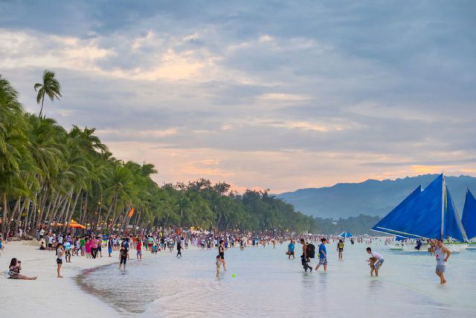 O lixo inunda o paraíso da lua de mel. A ilha de Boracay, nas Filipinas, foi fechada para o turismo em abril. O presidente do país, Rodrigo Duterte, que descreveu as águas como "um esgoto" e ordenou o fechamento desse destino de férias para construir uma estação de tratamento dos dejetos, porque os hotéis e os moradores da comunidade local teriam contaminado indiscriminadamente o mar, segundo as queixas governamentais. A interdição vai até setembro.