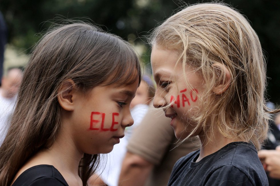 CrianÃ§as com a consigna #elenÃ£o no Rio.