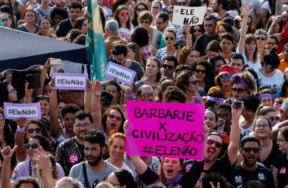 BarbÃ¡rie X CivilizaÃ§Ã£o diz um cartaz na manifestaÃ§Ã£o de SÃ£o Paulo.