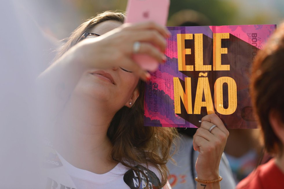 Mulher em SÃ£o Paulo exibe um cartaz #EleNÃ£o.
