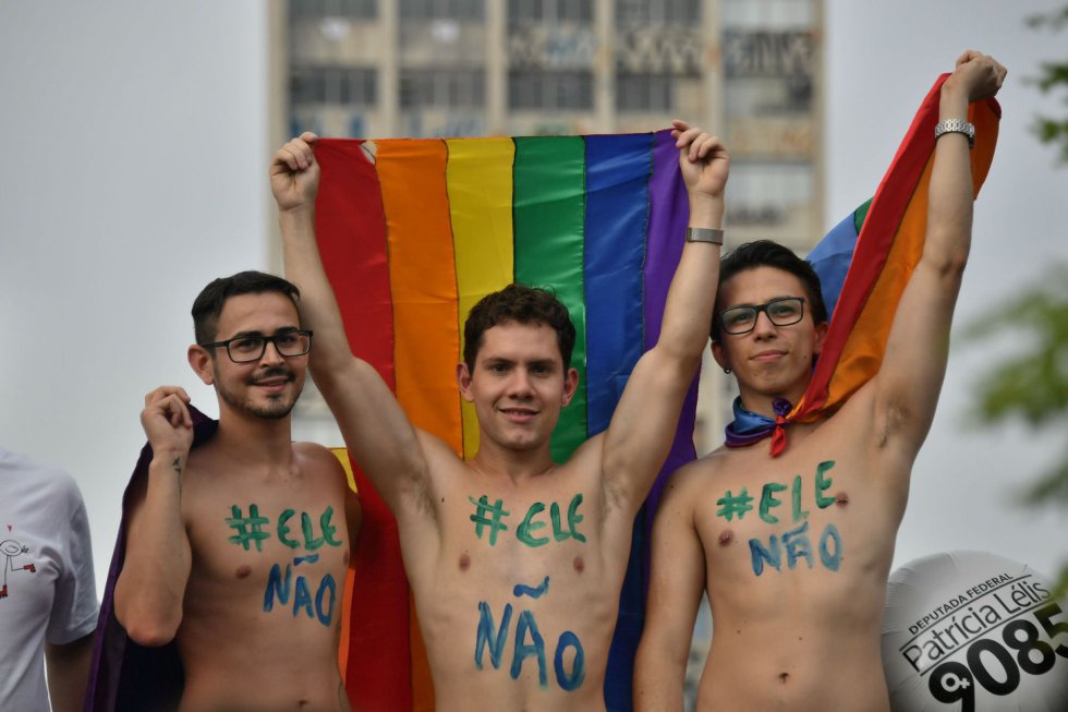 Um grupo tambÃ©m marchou contra Bolsonaro, a comunidade LGBTQ. Bolsonaro jÃ¡ deu diversas declaraÃ§Ãµes homofÃ³bicas.