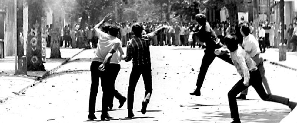 Rojões e coquetéis molotov foram usados pelos estudantes durante o confronto. 