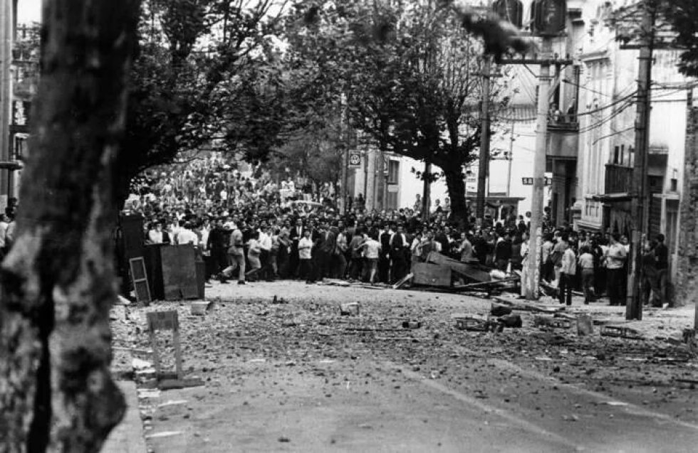 Estudantes em barricadas na Batalha da Maria Antonia.