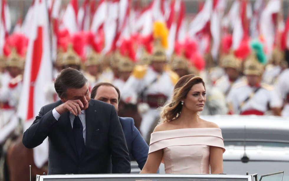 Bolsonaro se emociona durante o trajeto para o Congresso, ao lado de sua esposa Michelle Bolsonaro. 