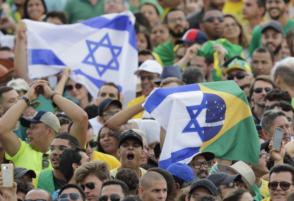 Apoiadores de Bolsonaro seguram bandeira de Israel.