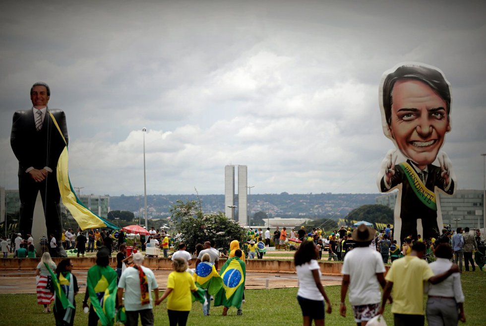Apoiadores de Bolsonaro inflam bonecos na Esplanada dos Ministérios.