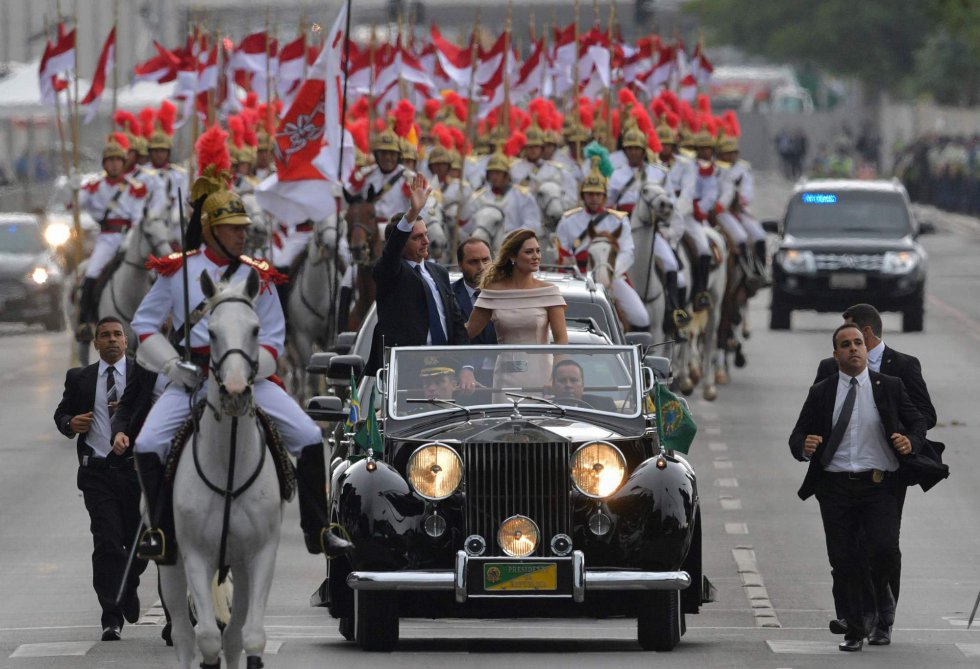 O presidente Jair Bolsonaro desfila por BrasÃ­lia acompanhado da primeira-dama, Michelle.