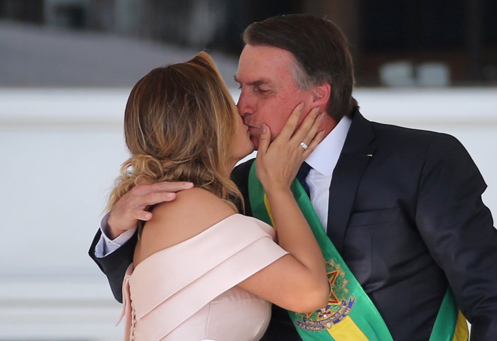 O presidente Jair Bolsonaro beija a primeira-dama, Michelle, que fez um discurso inÃ©dito em libras antes do pronunciamento do marido. 