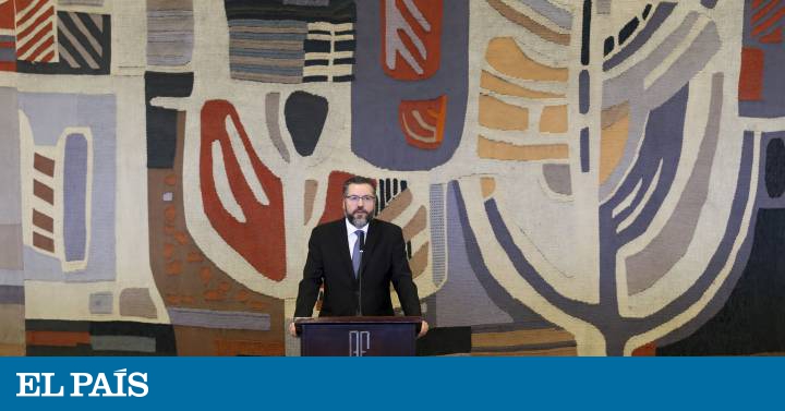 O chanceler quer apagar a história do Brasil
