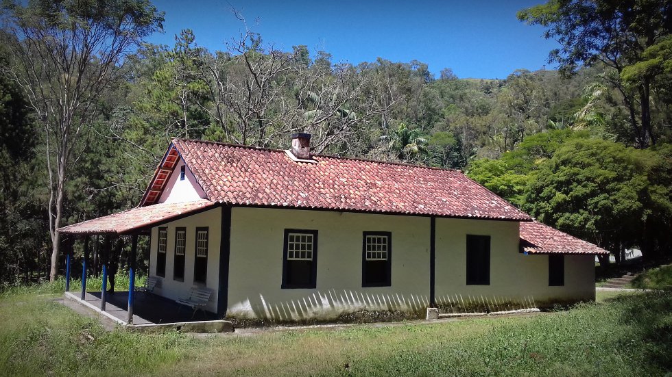 Foi inaugurado em 1973, mais de quatro décadas depois da morte de Santos Dumont. O aviador nasceu e morou por apenas dois anos na casa. Seu pai, o engenheiro Henrique Dumont, havia ocupado o imóvel no período em que ajudou a construir a ferrovia Dom Pedro II. Só voltaria à casa natal em 1918, quando o Estado lhe doou a casa e as terras como forma de reconhecimento pelo seus trabalhos.