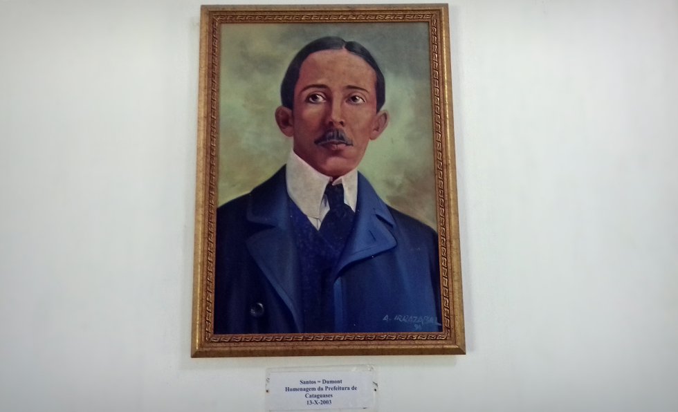 Uma imagem de Santos Dumont bronzeado, tomada após um período de férias na praia.