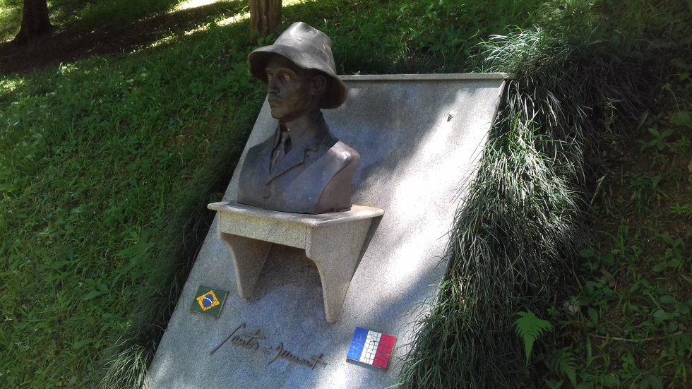 O busto esclarece porque o aviador assinava “Santos=Dumont”. Com nacionalidade franco-brasileira, o sinal de = era a mostra de que valorizava igualmente suas raízes.