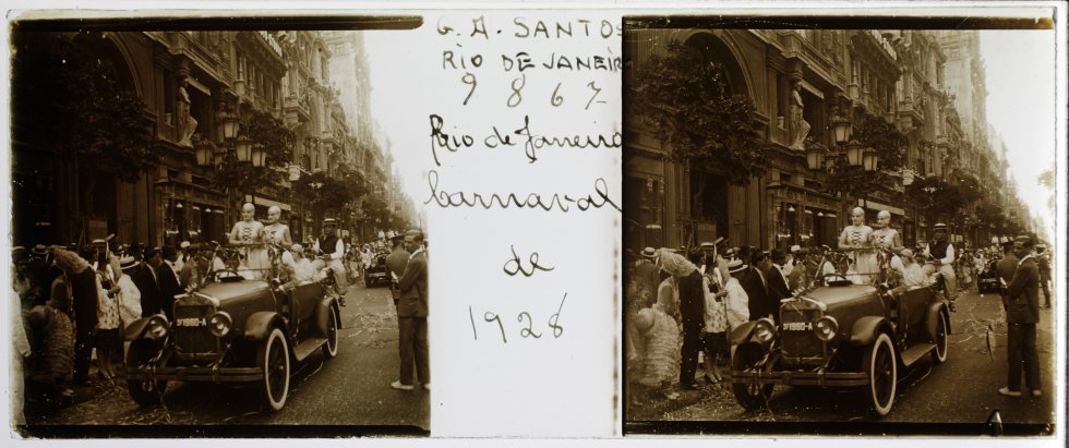 Nesta imagem, Guilherme Santos realizou um dos primeiros registros fotográficos do carnaval brasileiro, no Rio de Janeiro, em 1928.