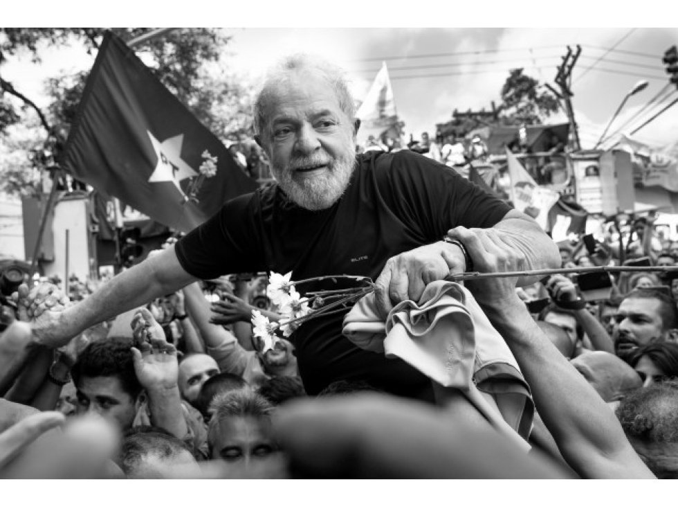 A imagem de Lula carregado por militantes no dia de sua prisão, em São Bernardo do Campo, 07 de abril de 2018, foi vendida por 14.500 reais. A imagem foi assinada pelo ex-presidente em 31 de janeiro de 2019.