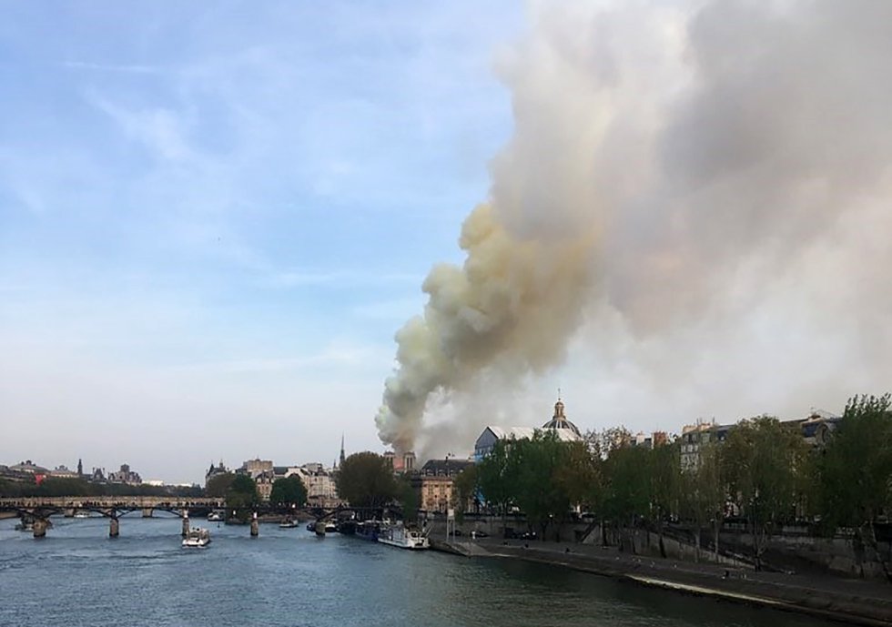 Uma das principais teses é que o fogo começou em decorrência das obras de restauração da igreja. Na imagem, a fumaça saindo da catedral de Notre-Dame, vista de quilômetros de distância. 