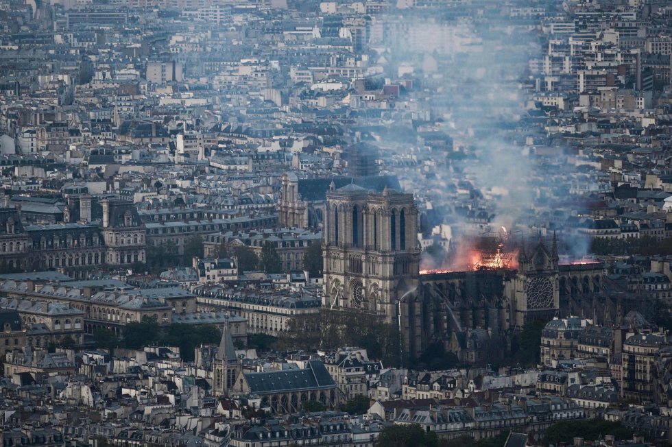Fogo destroi a catedral de Notre-Dame, em Paris, causando desespero entre os parisienses. A igreja de estilo gótico é o monumento histórico mais visitado da Europa, atraindo milhares de pessoas todos os anos ao local. 