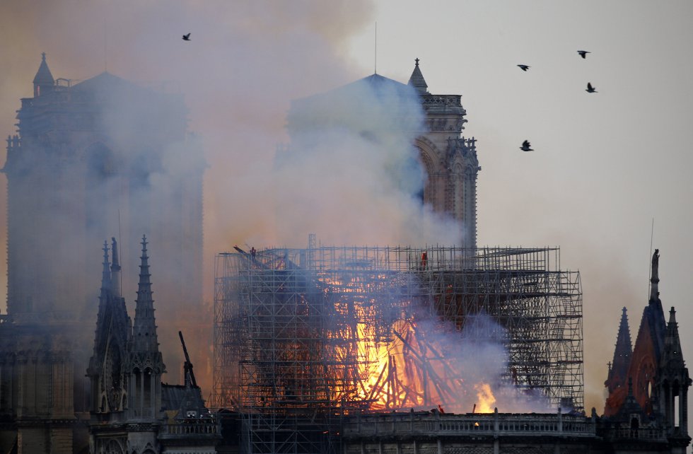 Chamas e fumaça na catedral de Notre-Dame, nesta segunda-feira, 15 de abril. 