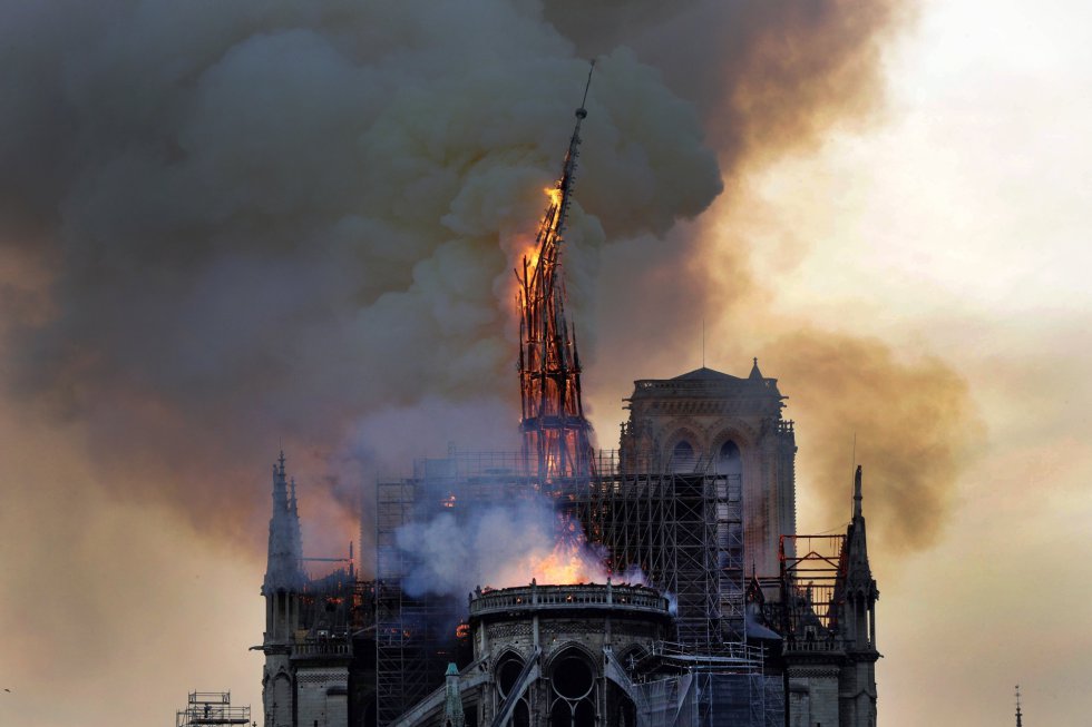 Momento em que a torre da catedral desabou. Ela era formada por cerca de 500 toneladas de madeira e foi destruída pelas chamas. 