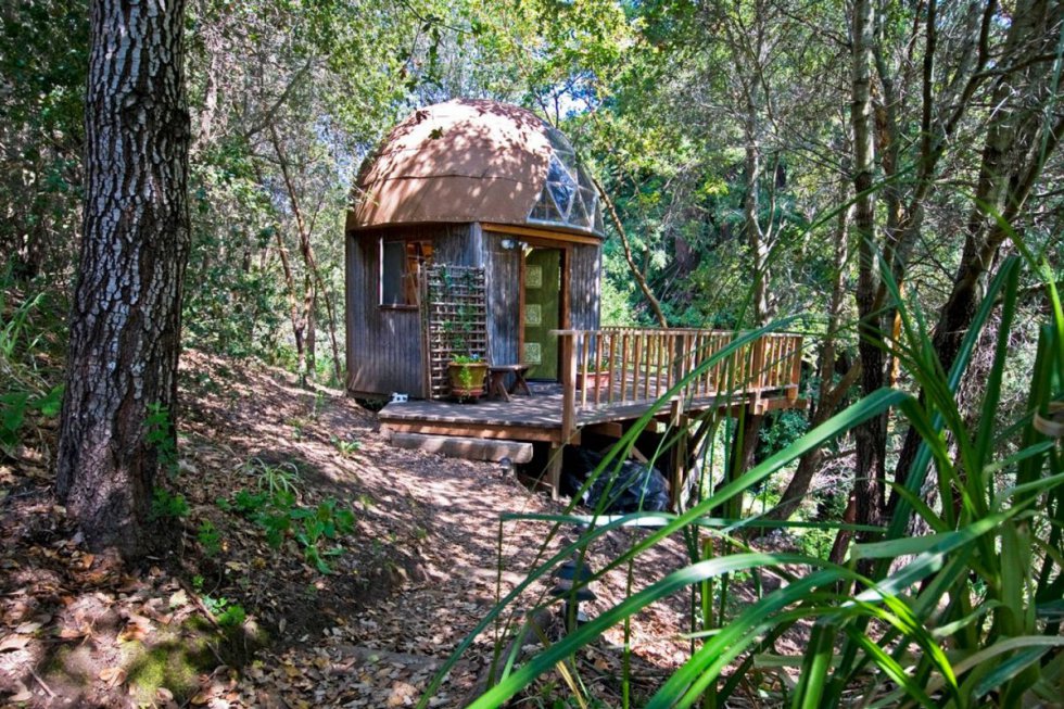 O 'Mushroom Dome' é a propriedade número um na plataforma e possui uma pequena sala, duas camas, uma cozinha e um pátio de madeira. Tem uma lista de espera de meses. Custa cerca de 130 dólares por noite e, conforme explicado pela Vox, cerca de três milhões de visitas na web por ano.