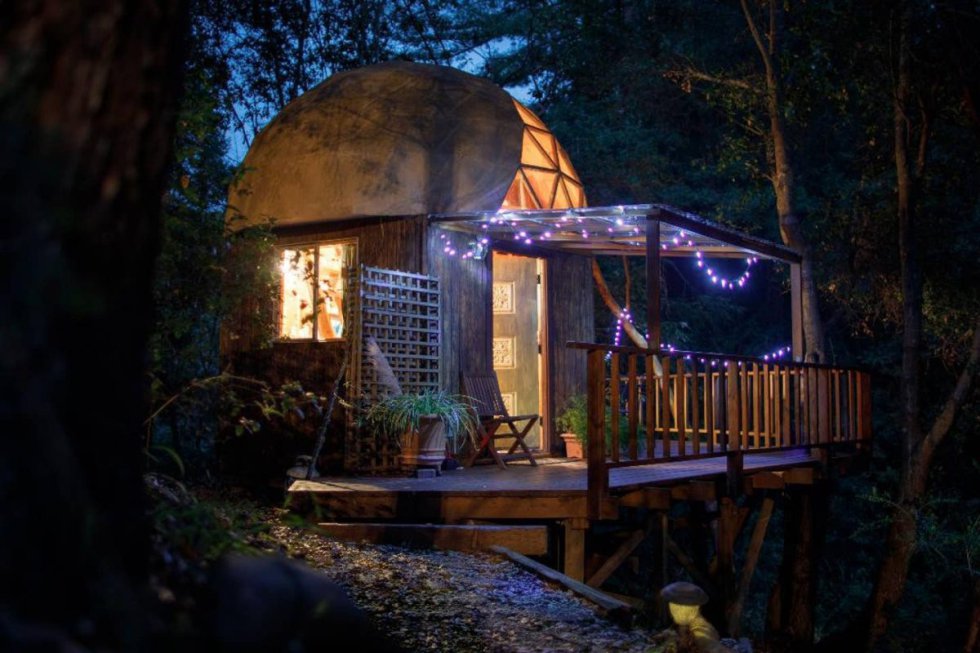 Kittry Mrache, proprietária de 69 anos, construiu a cabana da cúpula na propriedade que herdou de seus pais. Foi construída como uma casa de hóspedes para um amigo da família que perdeu sua casa. Depois que os pais morreram, ela decidiu alugar a cabana temporariamente.