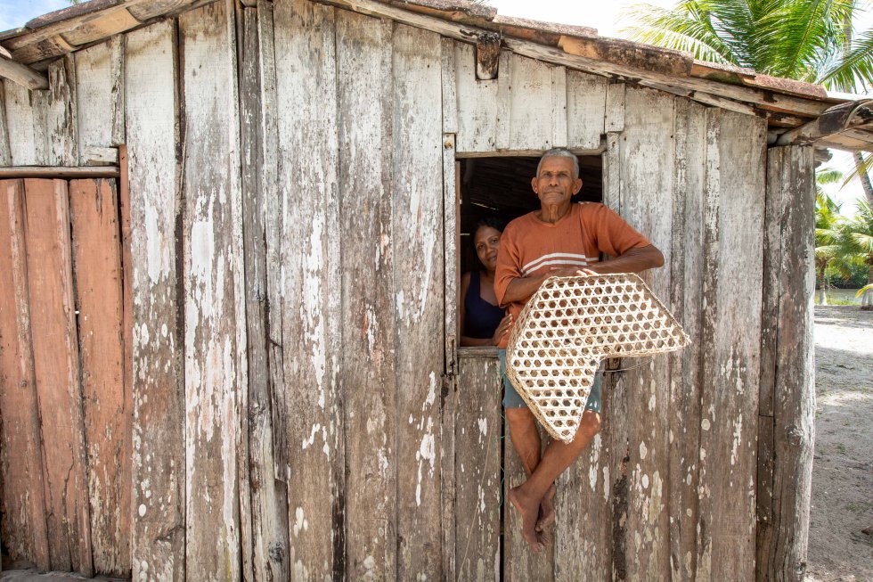 O pescador Reginaldo Conceição Bezerra, de 67 anos, exibe a armadilha para capturar moreias com a qual trabalha. "Sou pescador velho", ele diz. E conta que começou a pescar de tarrafa aos 15 anos de idade. 