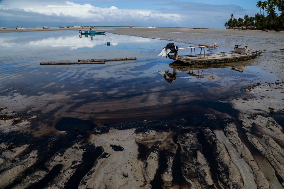 A tradicional jangada, usada por pescadores e turistas ficou presa na praia ocupada pelo óleo. Praia dos Carneiros, Tamandaré, Pernambuco.