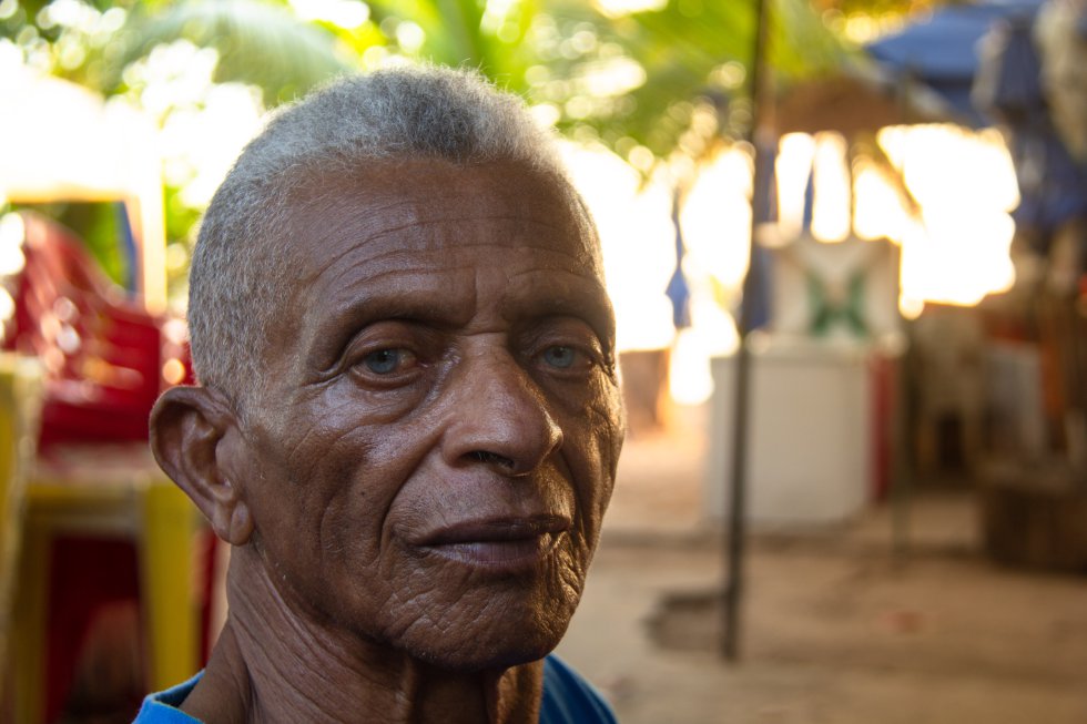 Pai Velho, pescador na praia de Itapuã, Salvador, Bahia. Pescador desde os 10 anos de idade, ele conta: “eu nunca vi quantidade de óleo como essa aí! O povo agora sente medo de comprar peixe”. Ele diz que já sente o impacto nas vendas.