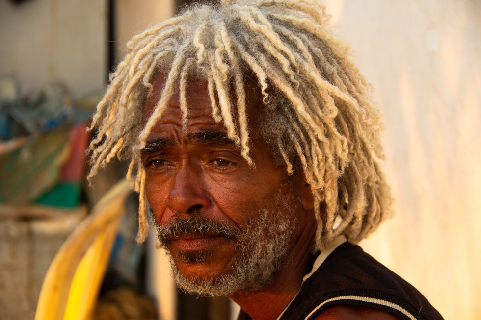 O impacto econômico começa a atingir os pescadores, como ‘Seu Raimundo’, 53 anos e pescador na praia do Rio Vermelho. “O impacto desse vazamento está péssimo. As vendas caíram bastante”.