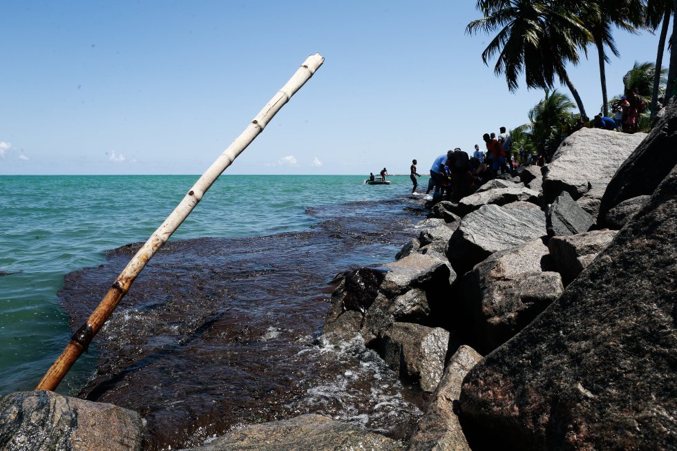 Gigante manta de óleo atinge o litoral norte do estado de Pernambuco na Praia do Janga, em Paulista.