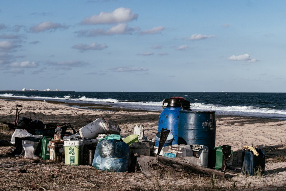 No improviso, qualquer recipiente é utilizado para armazenar o óleo retirado das praias pelos voluntários. Praia de Muro Alto, Ipojuca (Pernambuco).