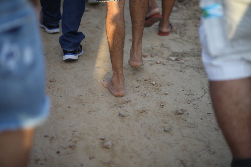 Ao longo da caminhada, religiosos fazem preces e relembram daquela gente, que vestia "roupa de saco" e tinha os cabelos raspados para conter os piolhos. É bastante comum ver romeiros com os pés descalços, pagando promessa aos "santos flagelados".